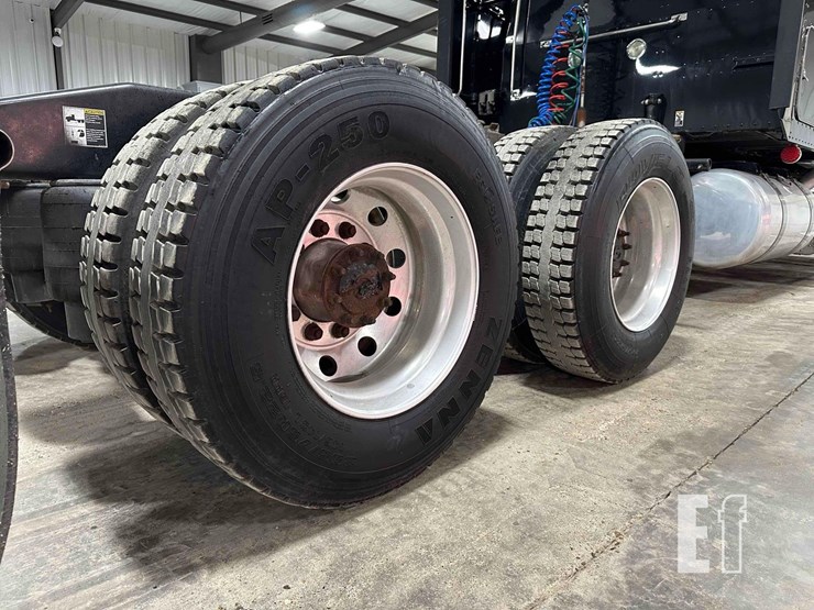 2017-peterbilt-389-image-31