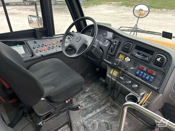 2011-freightliner-b2-image-14