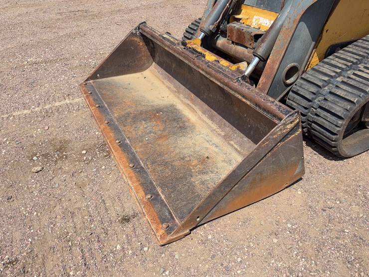 2011-john-deere-329d-image-13