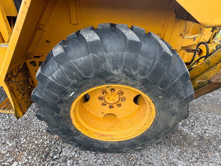 1976-deere-310a-image-4