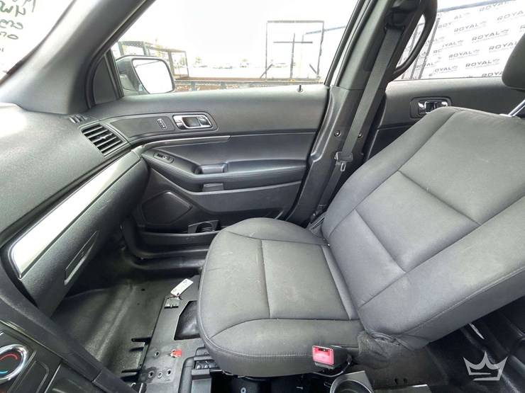 2016-ford-explorer-image-18
