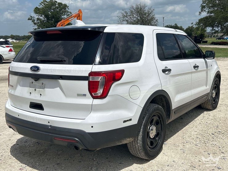 2016-ford-explorer-image-3