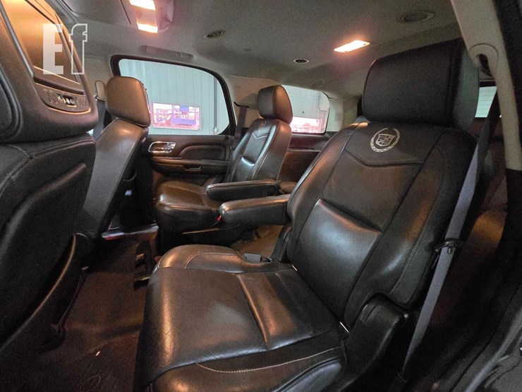 2013-cadillac-escalade-image-16