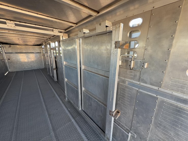 2009-wilson-livestock-trailer-image-21