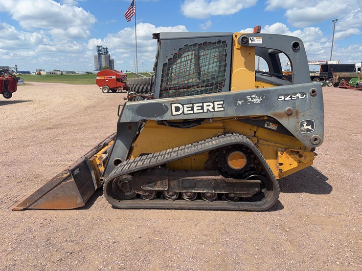 2011-john-deere-329d-image-8