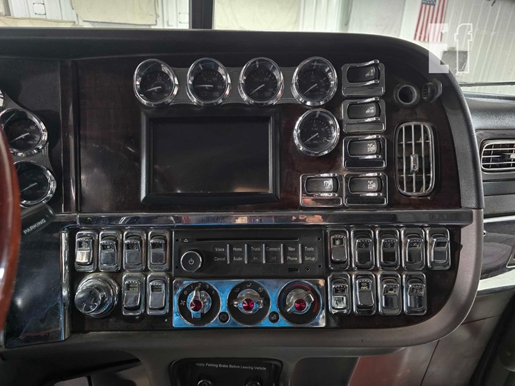 2015-peterbilt-389-image-14