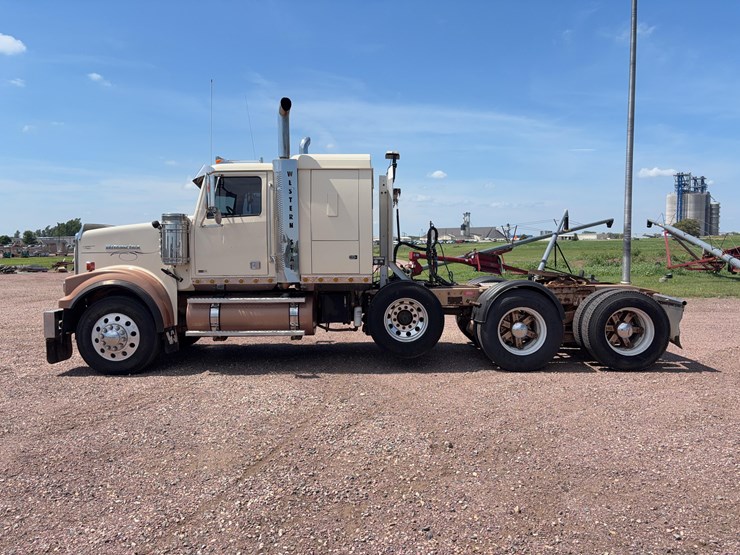 2011-western-star-4900fa-image-17