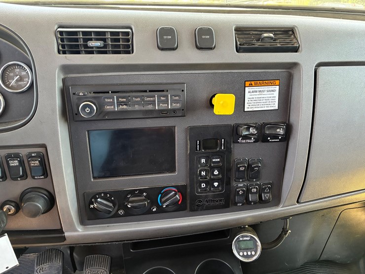 #9920-•-2015-peterbilt-image-8