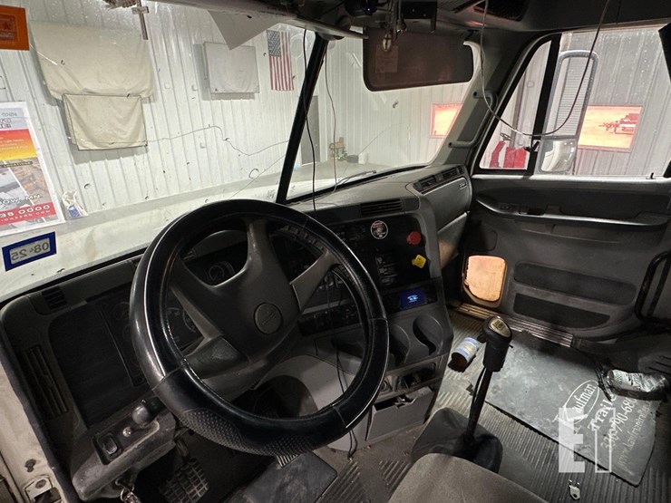 2007-freightliner-columbia-120-image-13