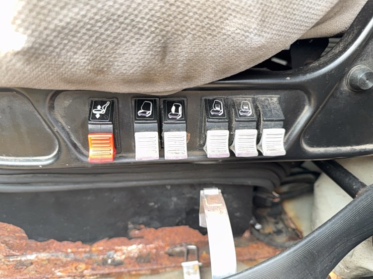 2005-volvo-semi-image-40