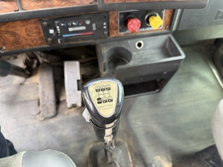 2000-kenworth-t800b-image-32