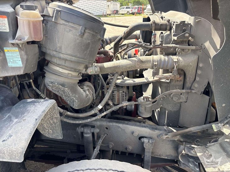 2017-freightliner-114sd-image-10