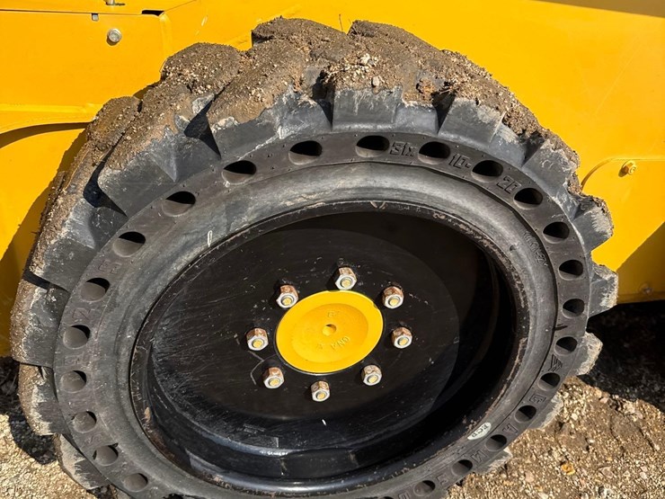 2013-deere-318e-image-13