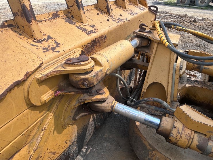 2009-deere-750j-lt-image-15