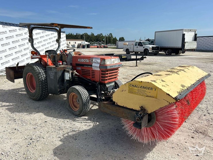 2002-kubota-l4300e-48hp-utility-tractor-w/-sweeper-and-box-blade-ripper-image-2