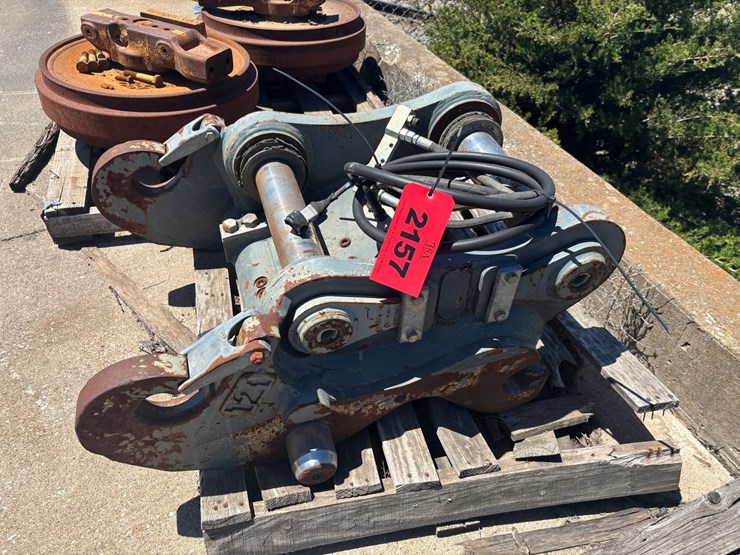 #2157-•-liebherr-936-quick-attach-mounting-plate-image-2