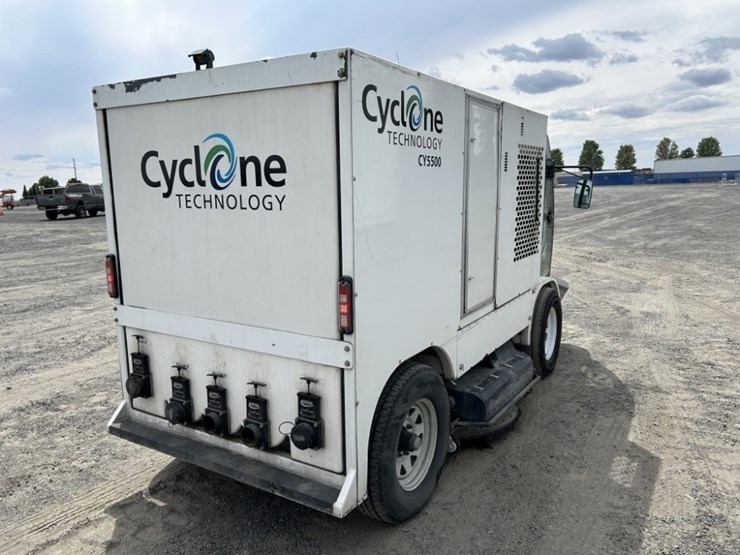 2013-cyclone-cy5500-surface-cleaning-truck-image-5