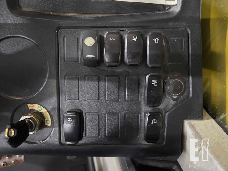 2016-caterpillar-tl642d-image-17