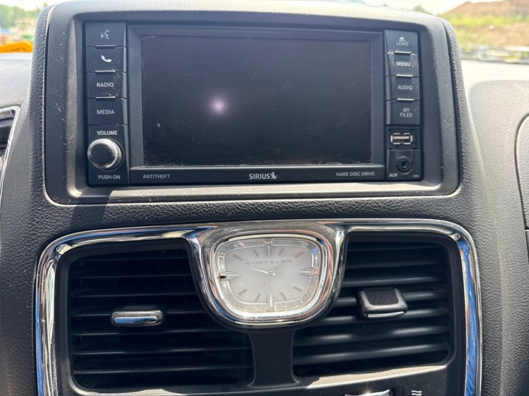2016-chrysler-town-&-country-image-37