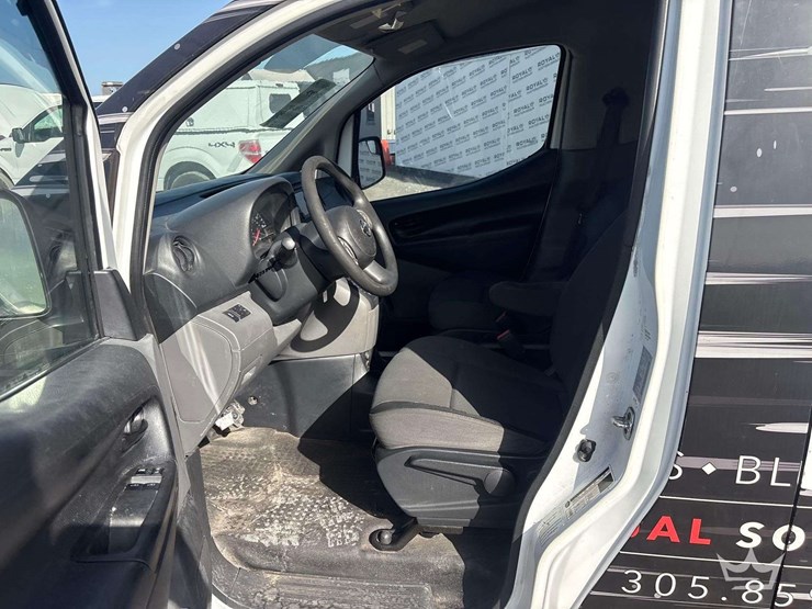 2016-nissan-nv200-image-13