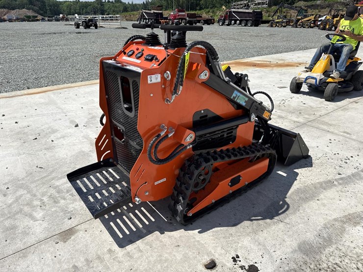 #5017-•-unused-future-ft36c-mini-skid-steer-image-5