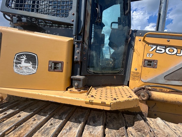 2009-deere-750j-lt-image-23