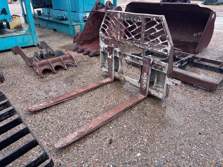 #39097-•-bradco-46in-forklift-mast-for-skid-steer-image-1