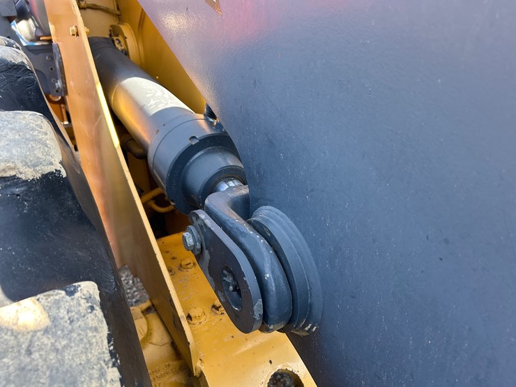 2012-deere-624k-image-24