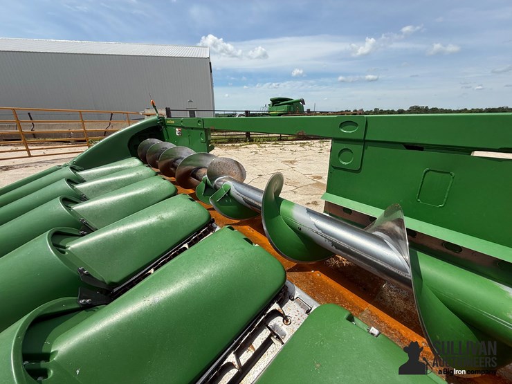 2017-john-deere-608c-image-14