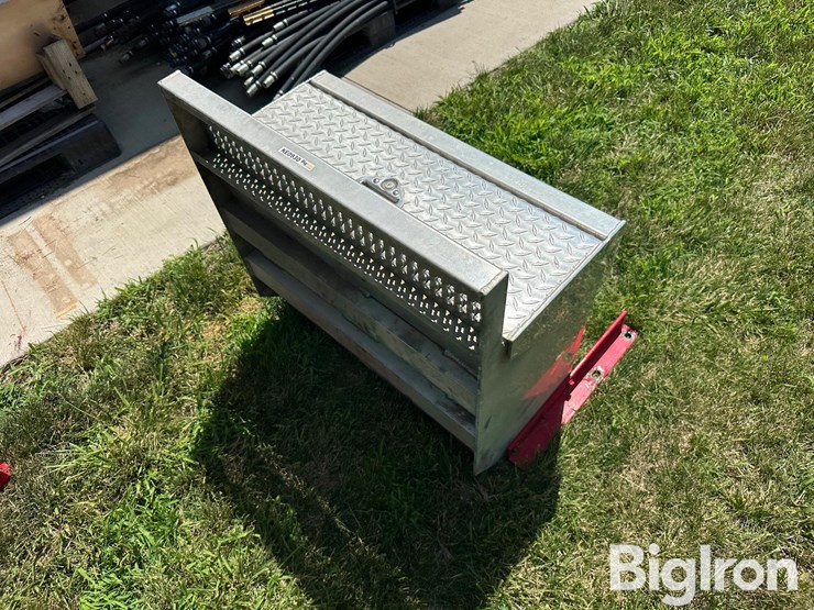 peterbilt-aluminum-step/battery-box-image-5