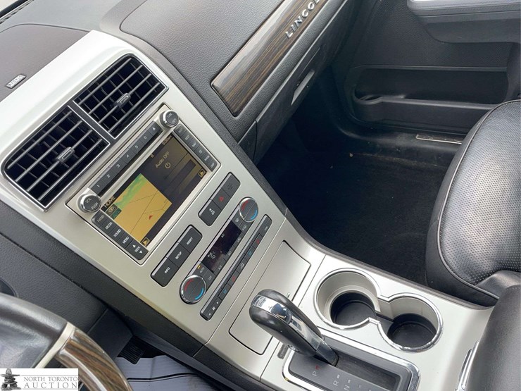 2010-lincoln-mkx-image-13