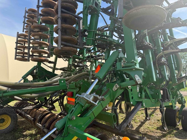2013-john-deere-1830-image-38
