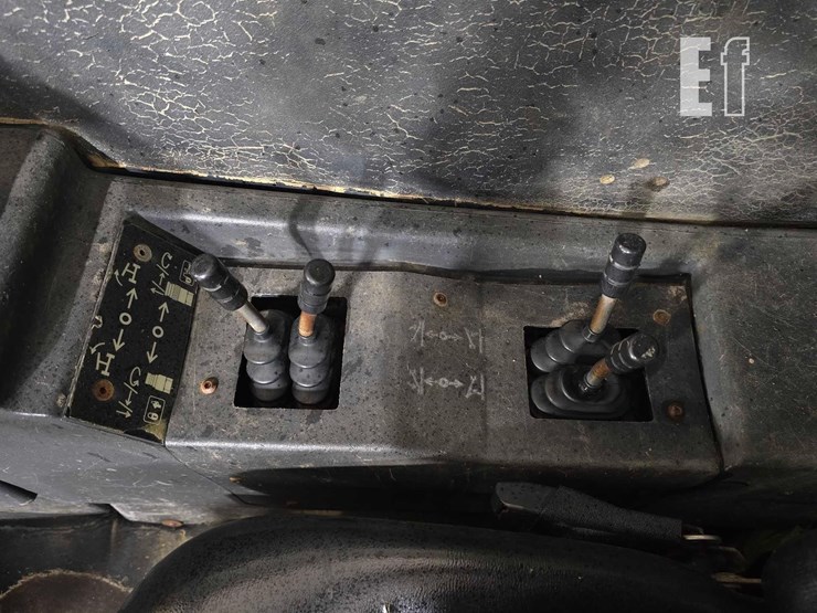 2013-caterpillar-tl1055c-image-21