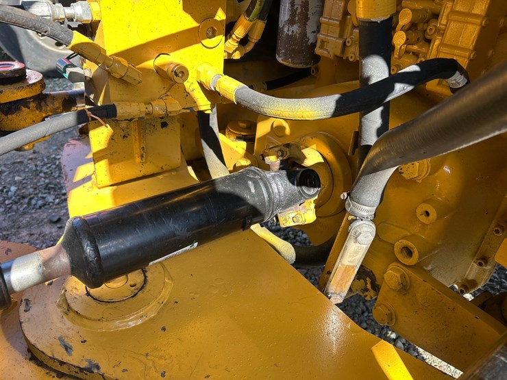 2012-deere-624k-image-44