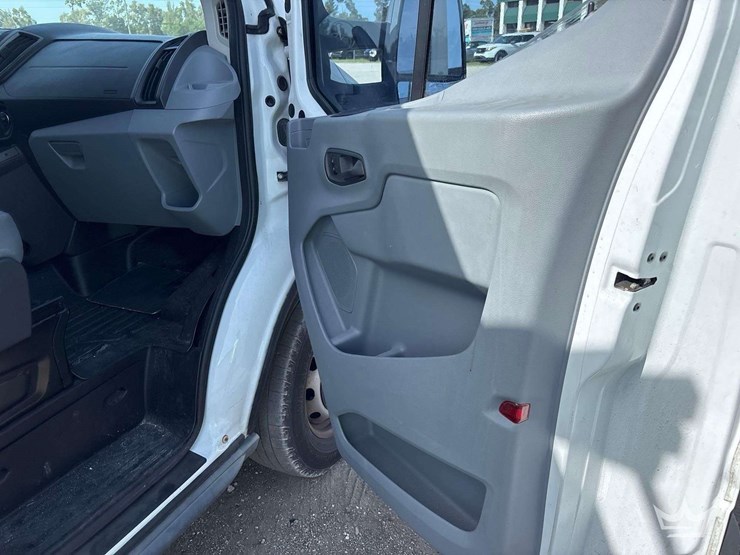 2015-ford-transit-image-28