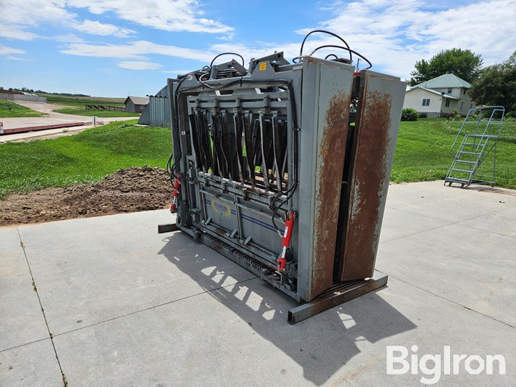 2021-moly-silencer-commercial-pro-wide-body-hydraulic-squeeze-chute-image-7