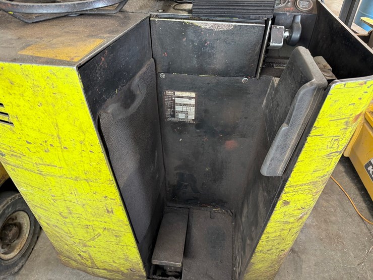 #1828-•-clark-np300-30b-forklift-image-11