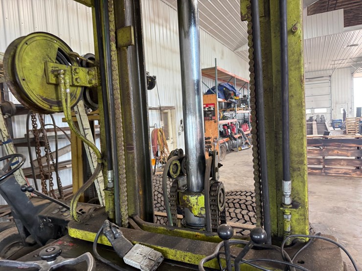 #1828-•-clark-np300-30b-forklift-image-10