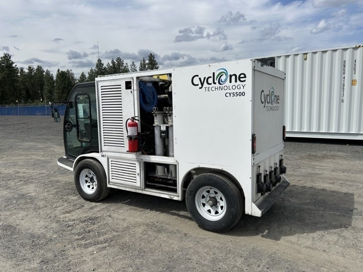 2013-cyclone-cy5500-surface-cleaning-truck-image-3
