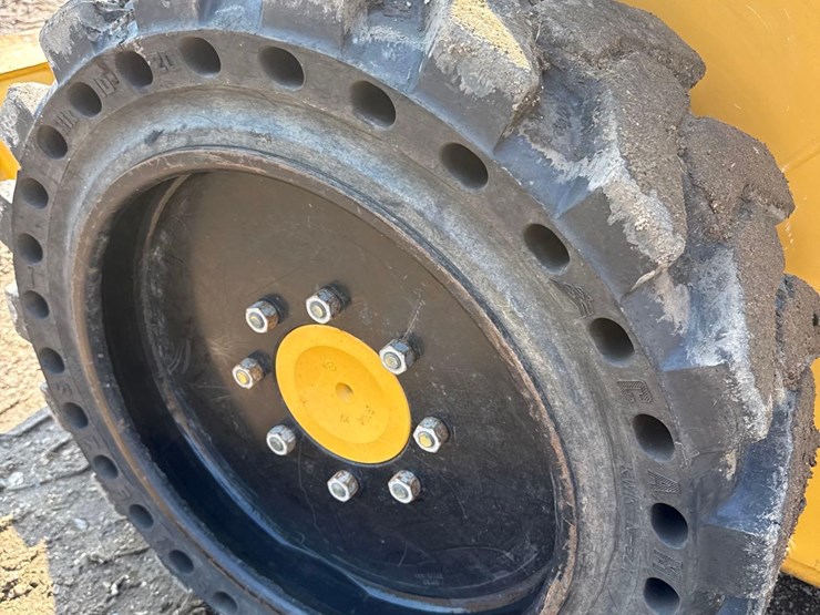 2013-deere-318e-image-23