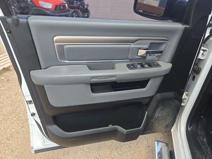 2017-ram-1500-slt-image-12
