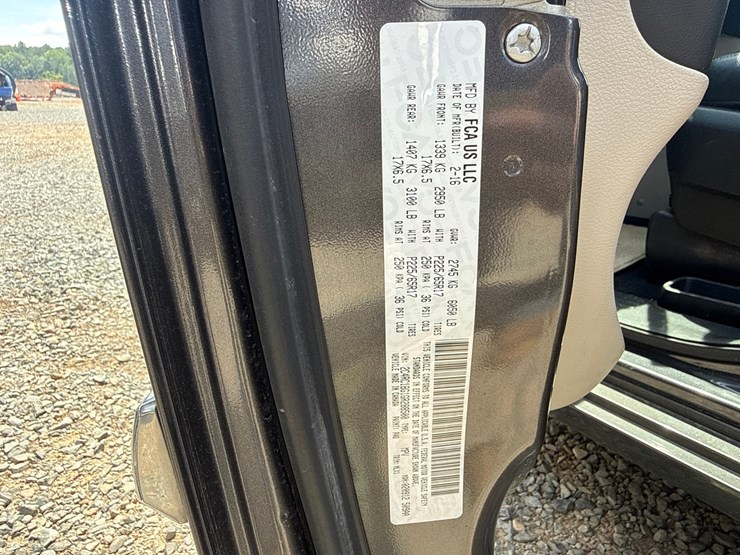 2016-chrysler-town-&-country-image-51