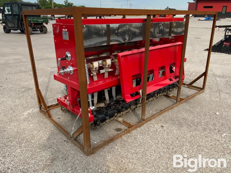 2025-massey-ferguson-730-image-7
