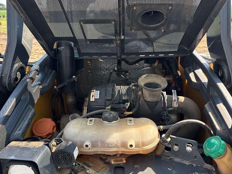2013-deere-318e-image-44