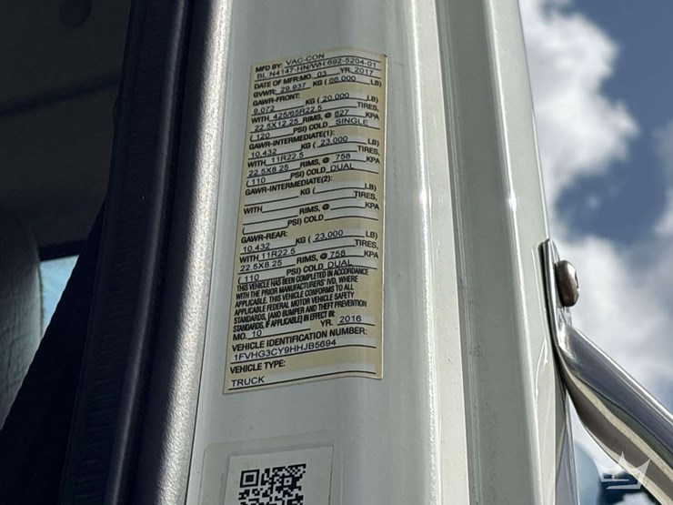 2017-freightliner-114sd-image-8