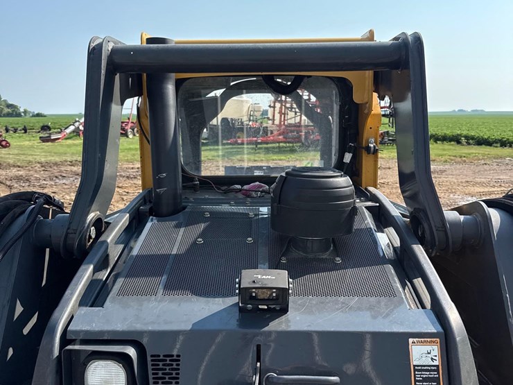 2013-deere-318e-image-19