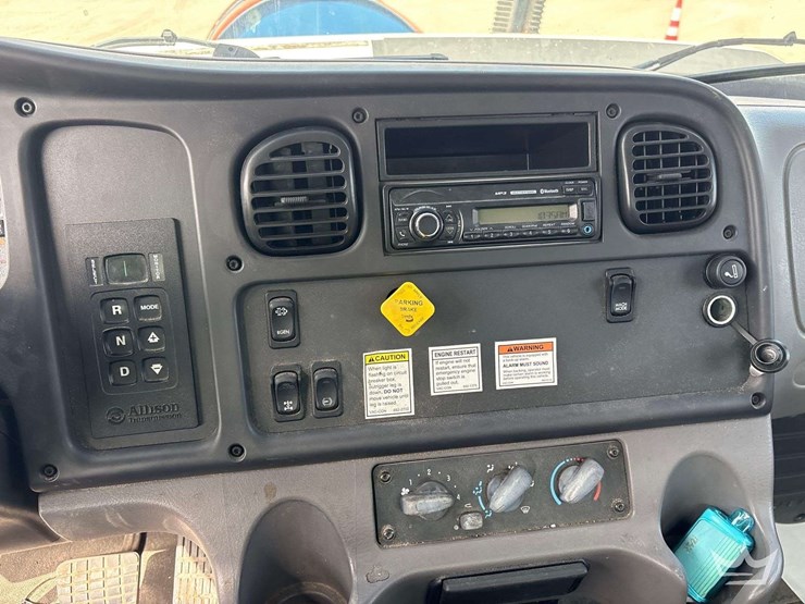 2017-freightliner-114sd-image-43