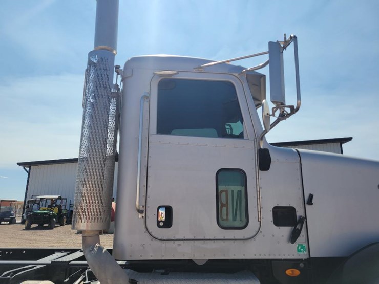 2013-peterbilt-365-image-25