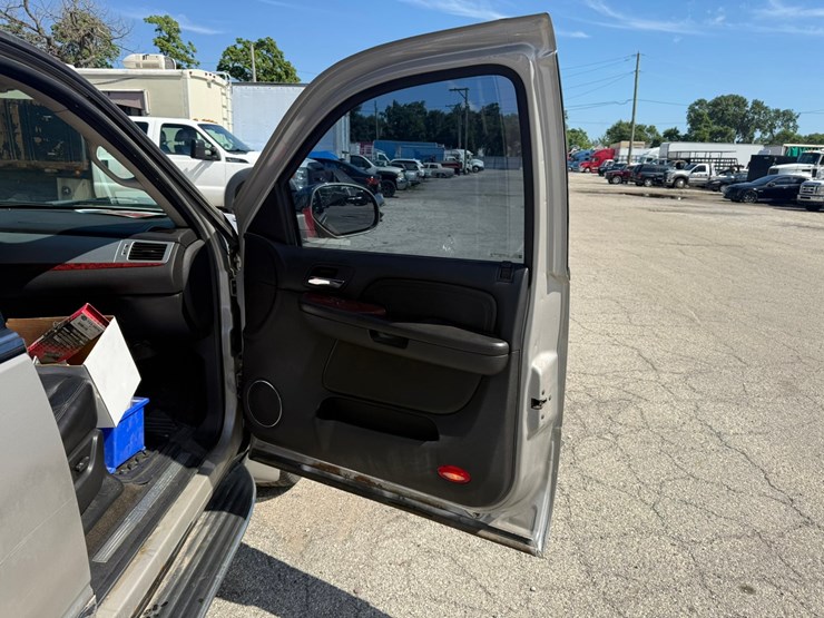2008-cadillac-escalade-image-19