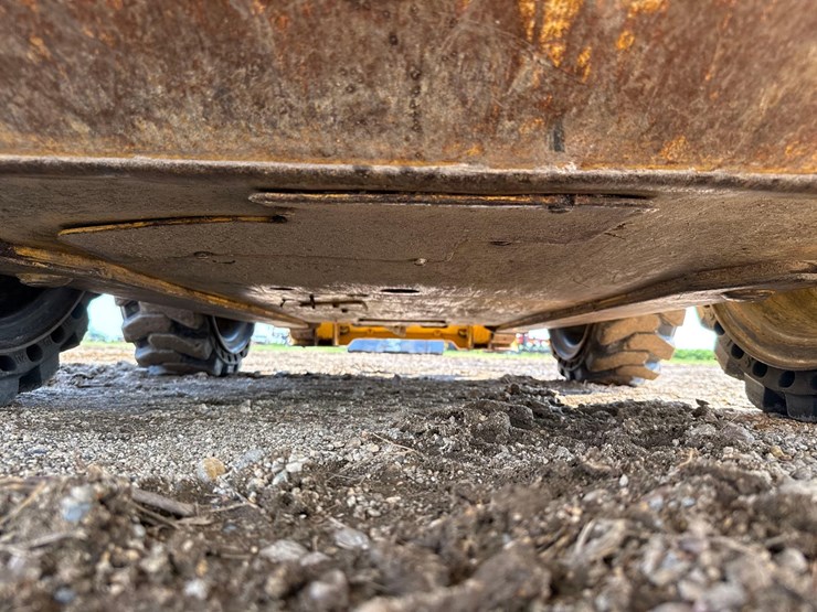 2013-deere-318e-image-48